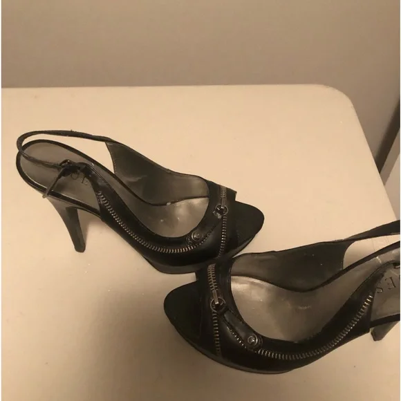 BLACK GUESS HEELS. - Picture 2 of 3
